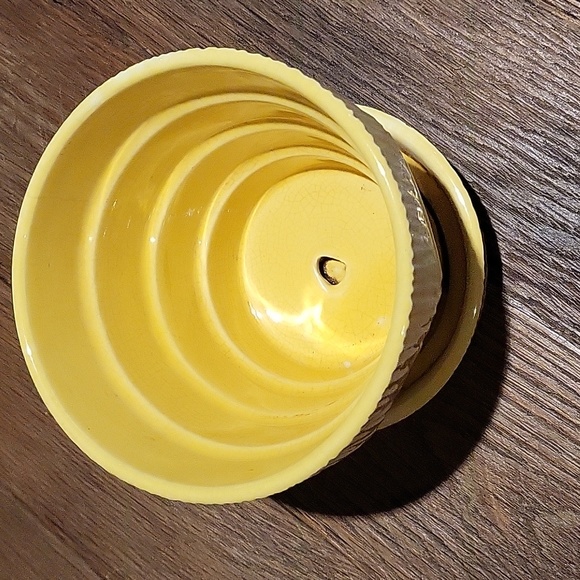 Vintage McCoy Pottery Small "Yellow" Mid-Century Flowerpot and Saucer - Picture 4 of 4